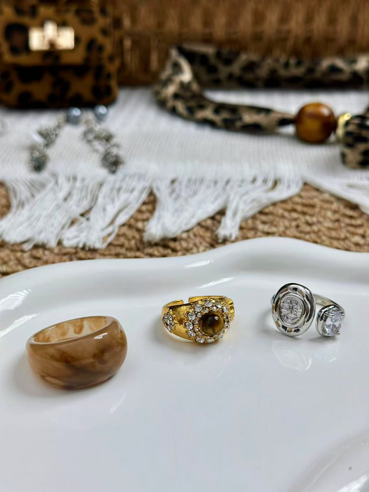 铜合金亚克力戒指 随机饰品一个