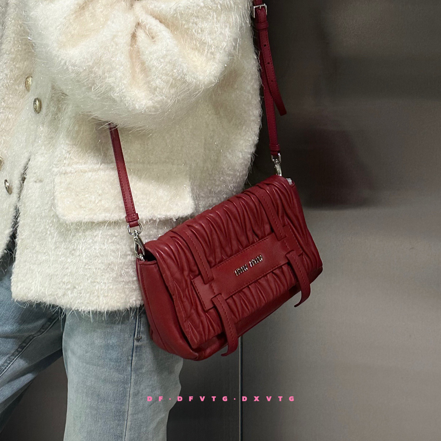 95新 MIU MIU/缪缪 miumiu红色邮差斜挎包