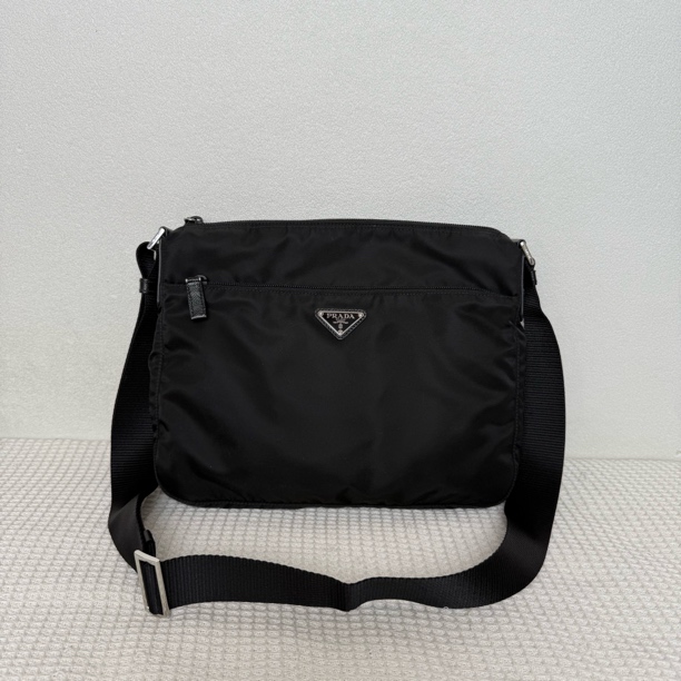 99新 Prada/普拉达  7164/男士休闲黑色再生尼龙单肩包