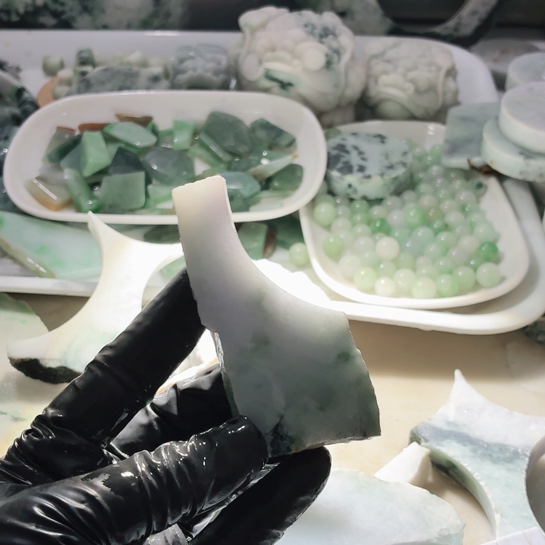 翡翠未镶嵌颈饰边角料