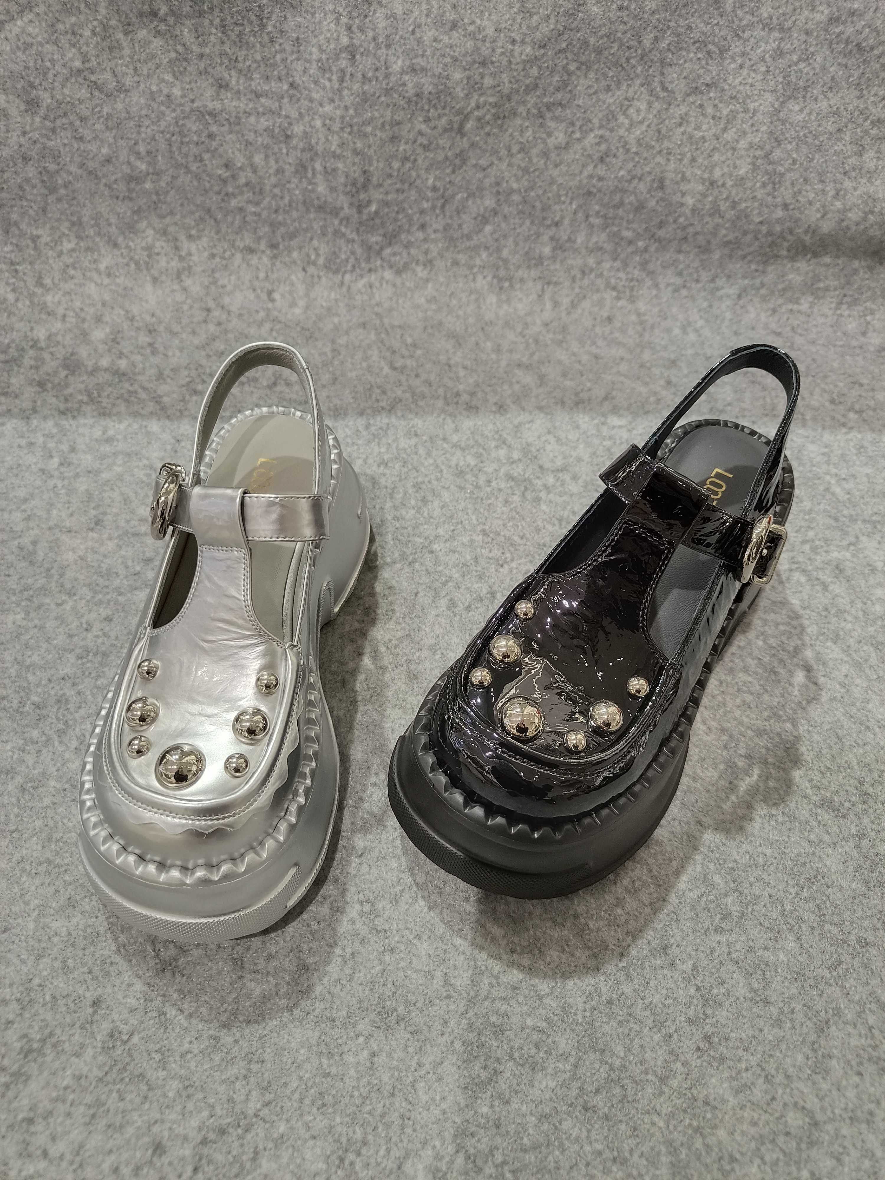 2025年品牌女鞋夏季新款真皮厚底时装低帮透气包头一字式扣带凉鞋