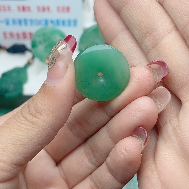 颈饰未镶嵌石英质玉