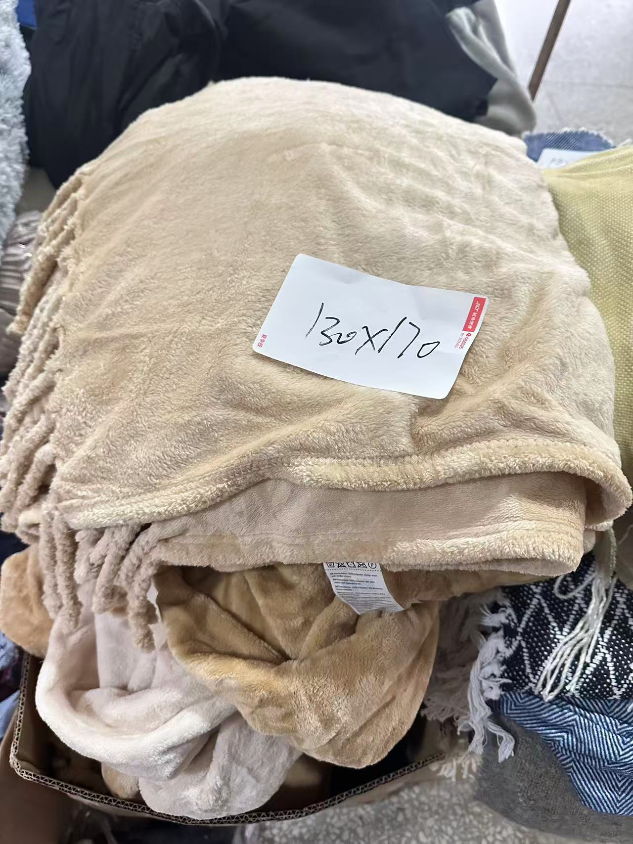 《兵哥外贸》3楼130×170卡其色牛奶丝流苏毯 发一条