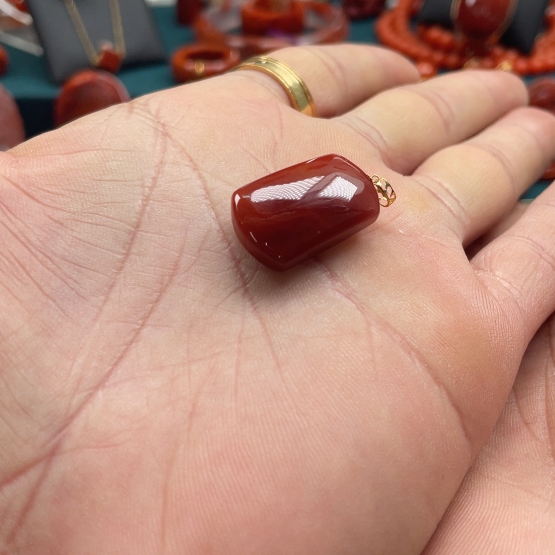南红玛瑙川料牛血红南红无事牌吊坠18K金镶嵌