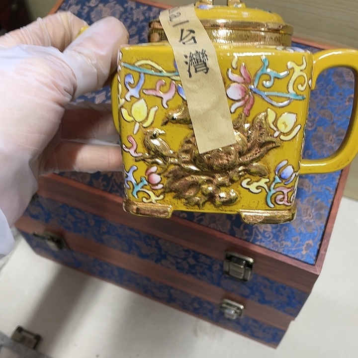 紫砂茶壶原矿泥料，手工制作一把紫砂壶。