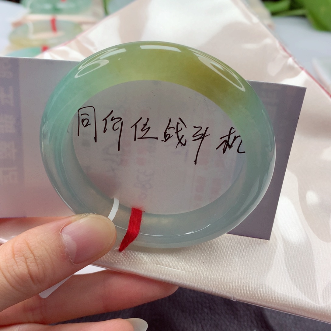 翡翠手镯未镶嵌54.1 特色