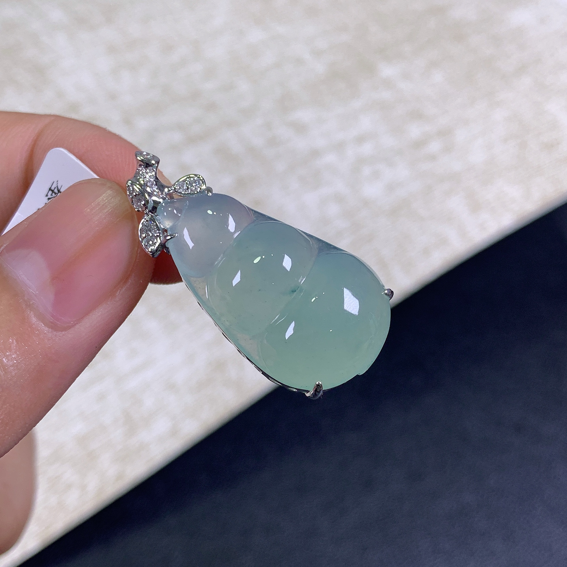 缅甸天然A货翡翠18k金镶嵌冰种起胶晴绿福豆吊坠33.9x16.4x9.7