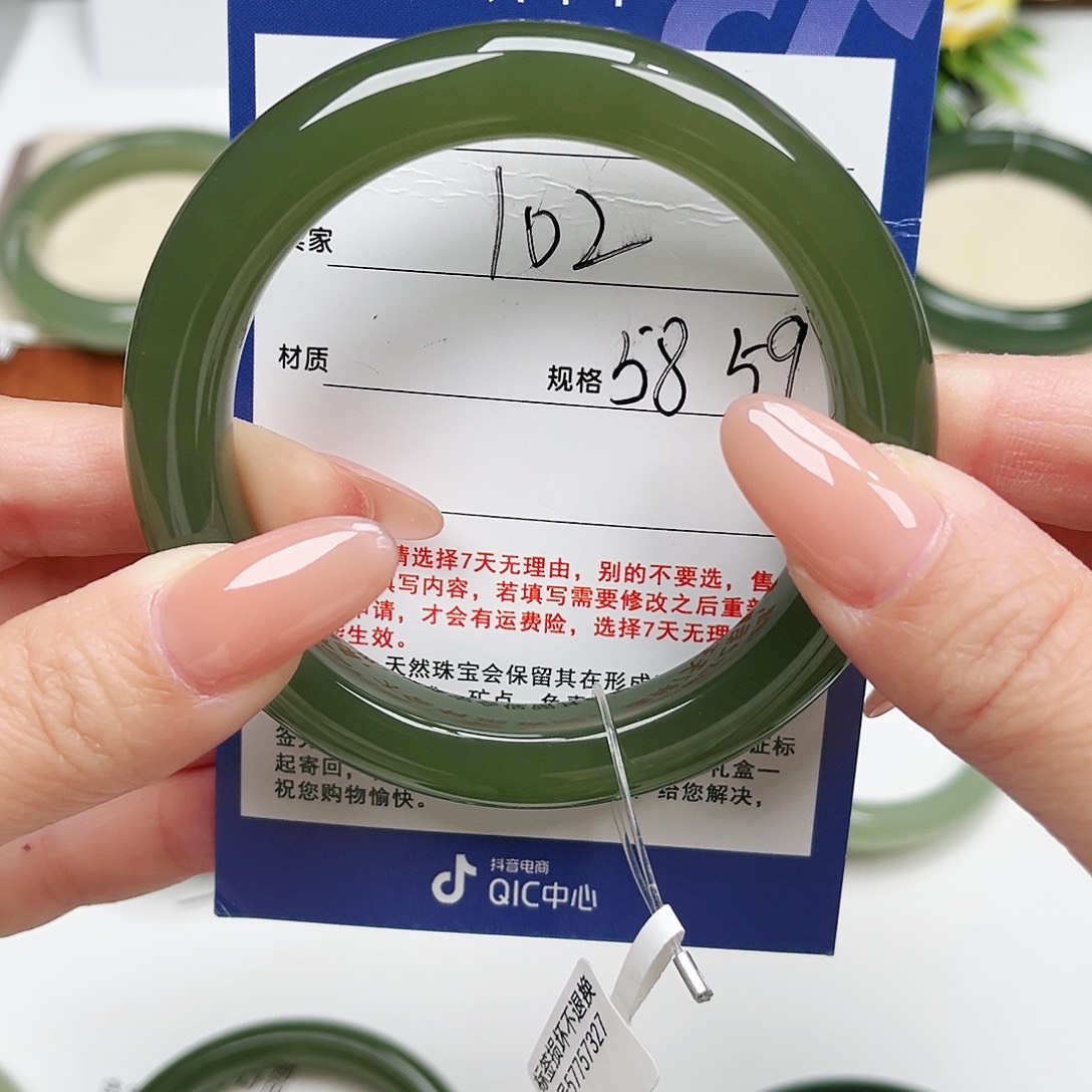 冬***️和田玉未镶嵌手镯