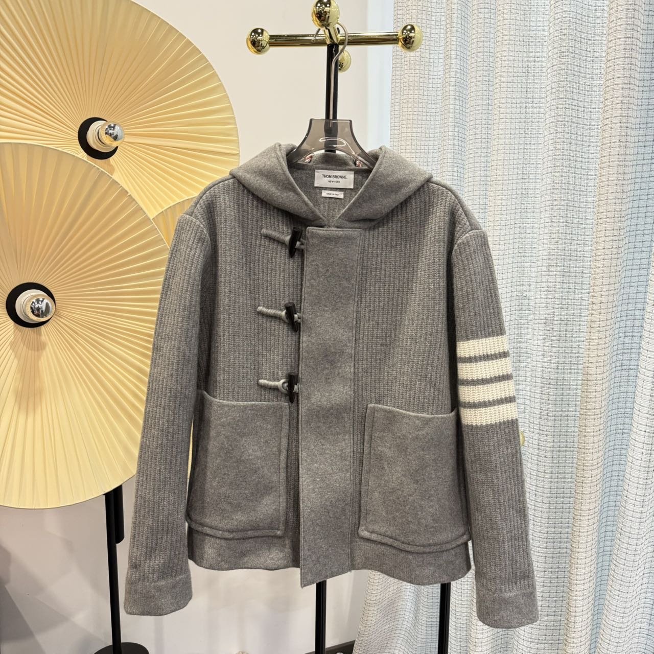 99新 THOMBROWNE TB汤姆布朗  灰色牛角扣条纹针织开衫外套0码