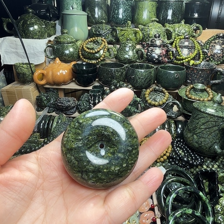 A***7蛇纹石玉未镶嵌珠宝半成品藏玉药王石福利款网格大平安扣