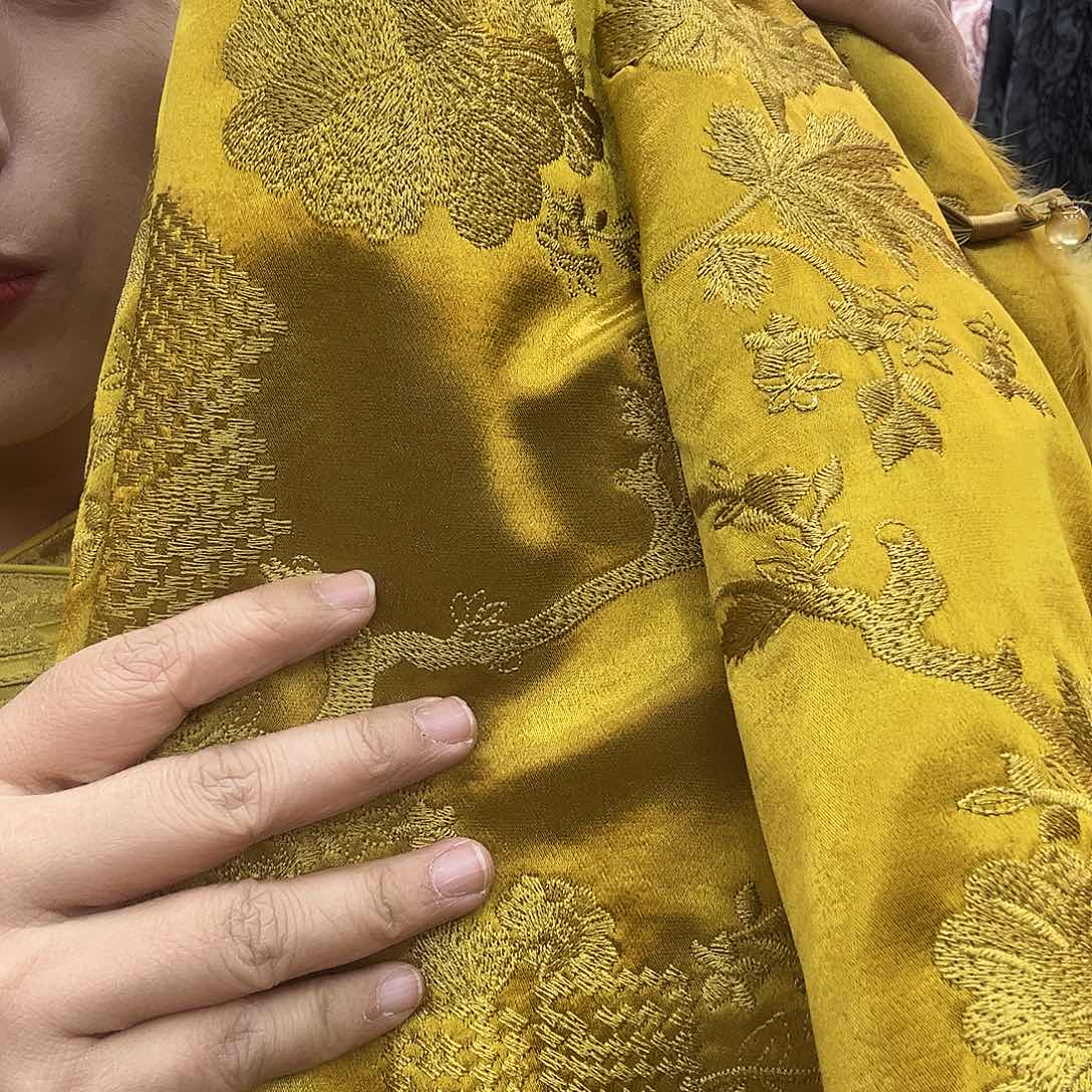 忻***礼满绣惠厘米外套金色一件