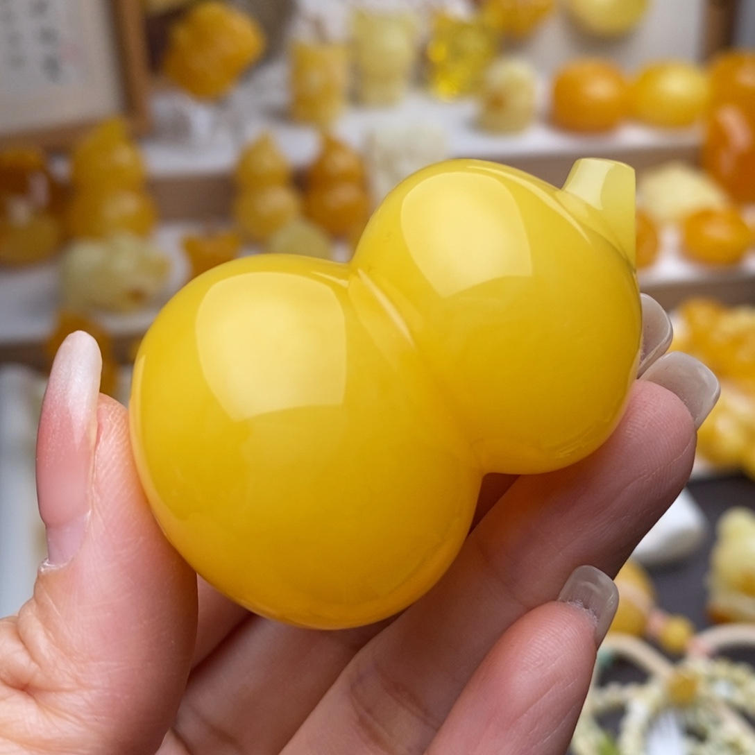 天***姐蜜蜡未镶嵌颈饰葫芦