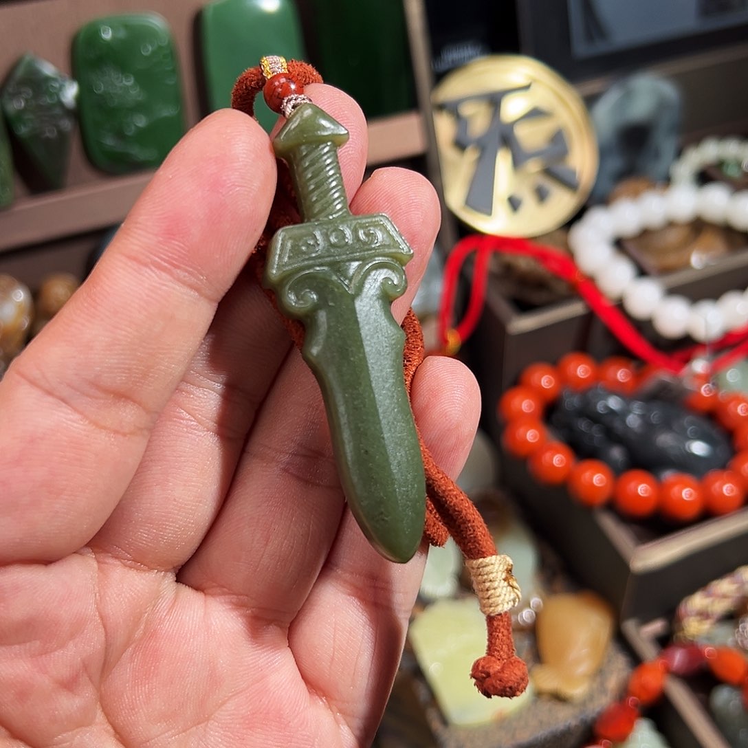 和田玉颈饰未镶嵌大保剑