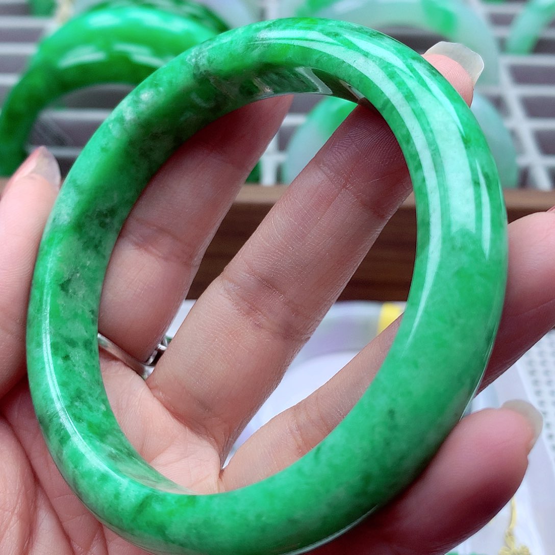 翡翠手镯未镶嵌翡翠