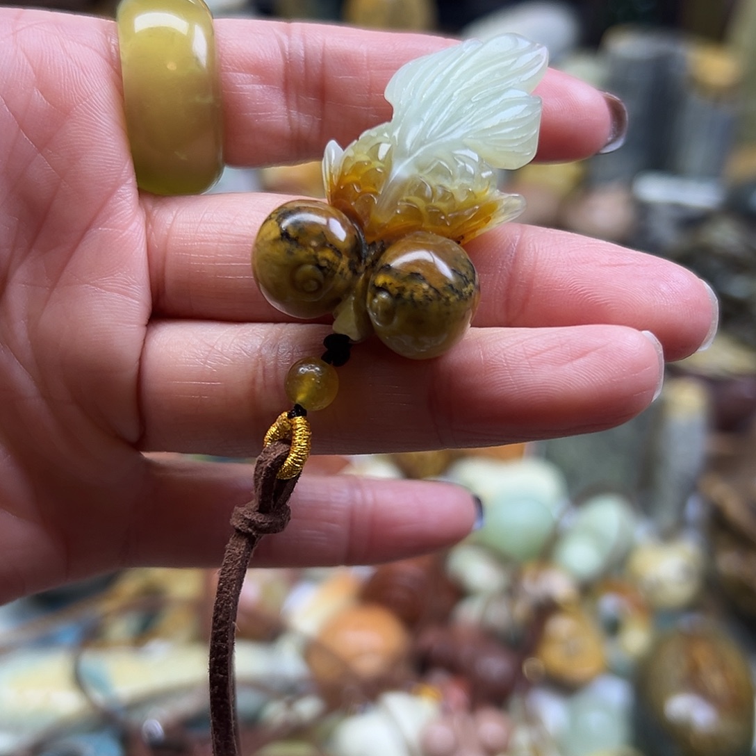 岫玉未镶嵌颈饰花玉俏色金鱼