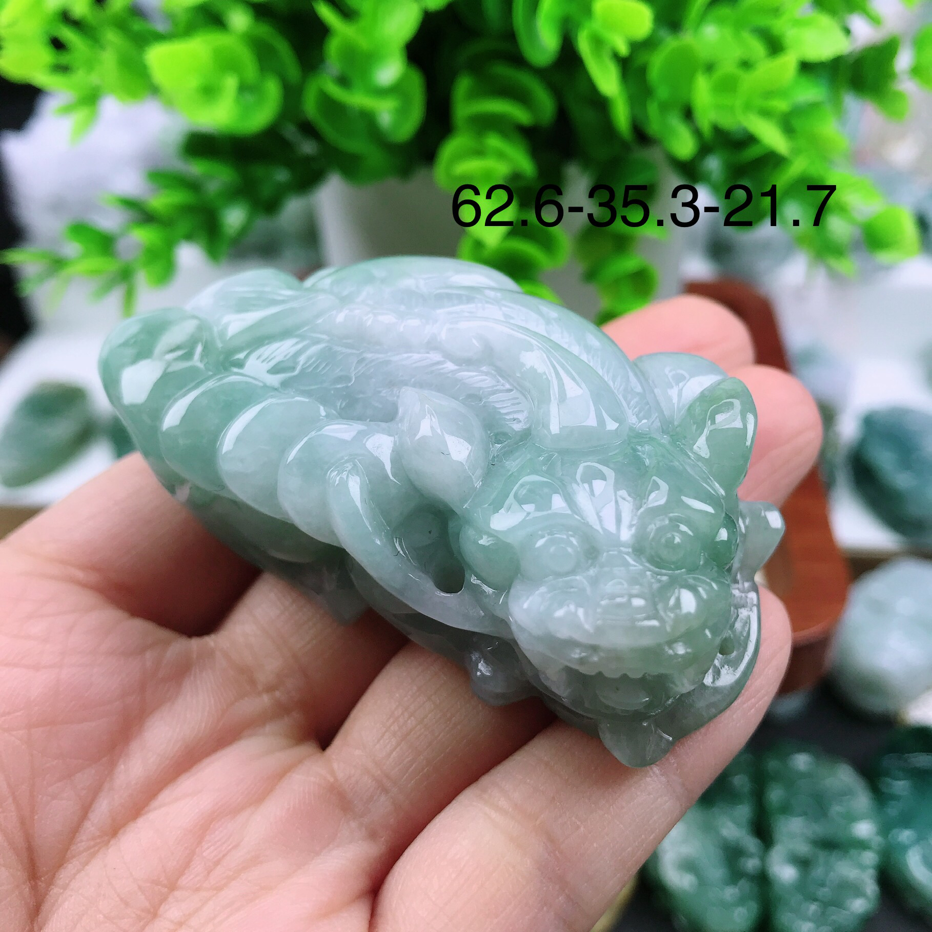 天然翡翠A货冰润飘花招财貔貅手把件