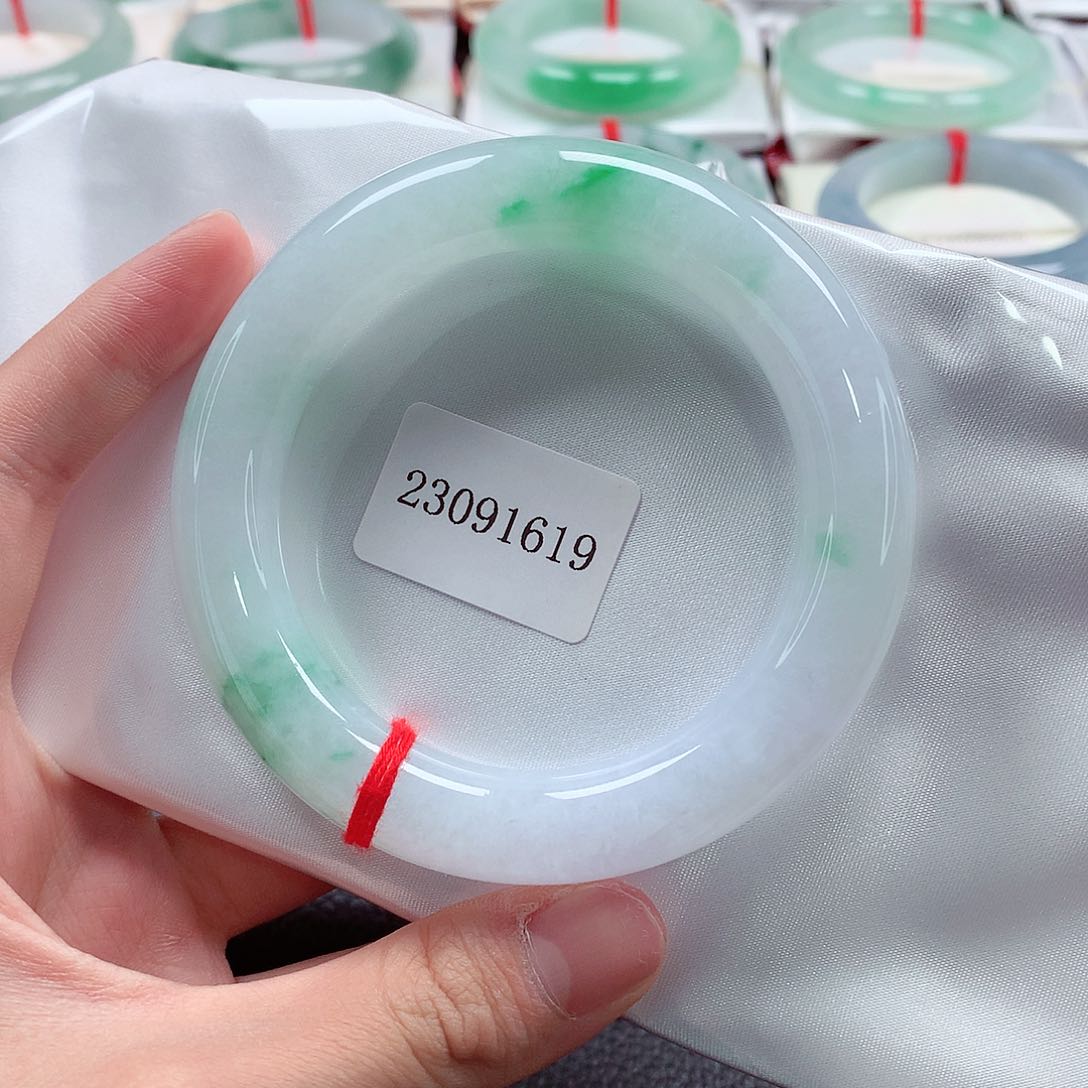 翡翠手镯（圆镯）未镶嵌天然a货翡翠58飘阳绿胖圆条12