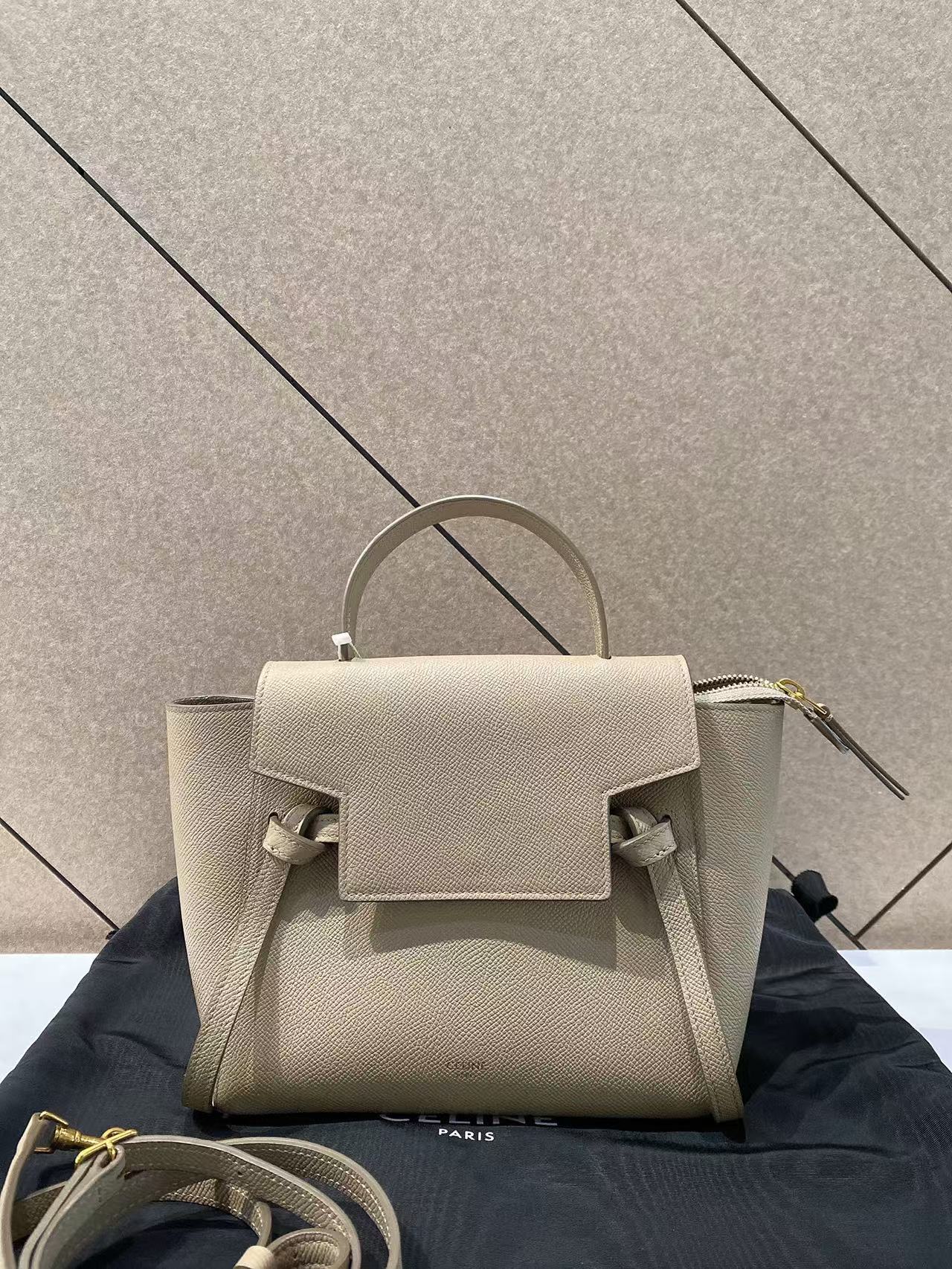 95新 Celine/思琳 帝爵奢品/95新/Celine/奶茶色鲶鱼斜挎包
