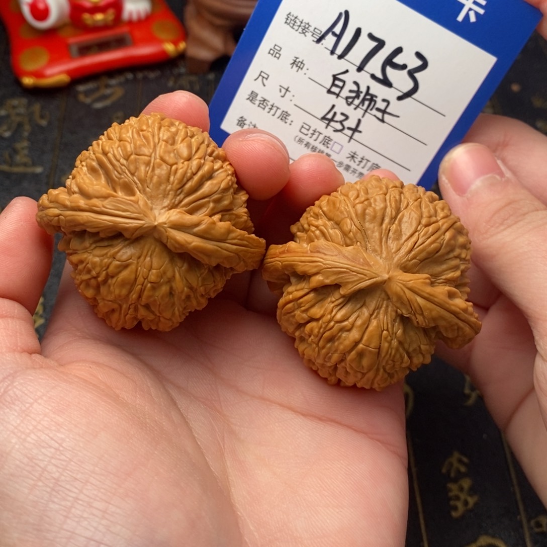 文玩核桃吊坠白狮子