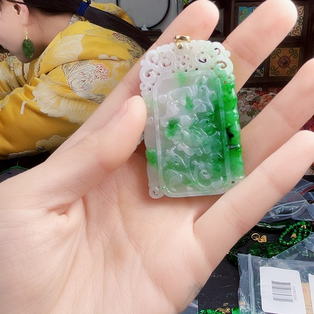 颈饰18K金镶嵌翡翠多样性