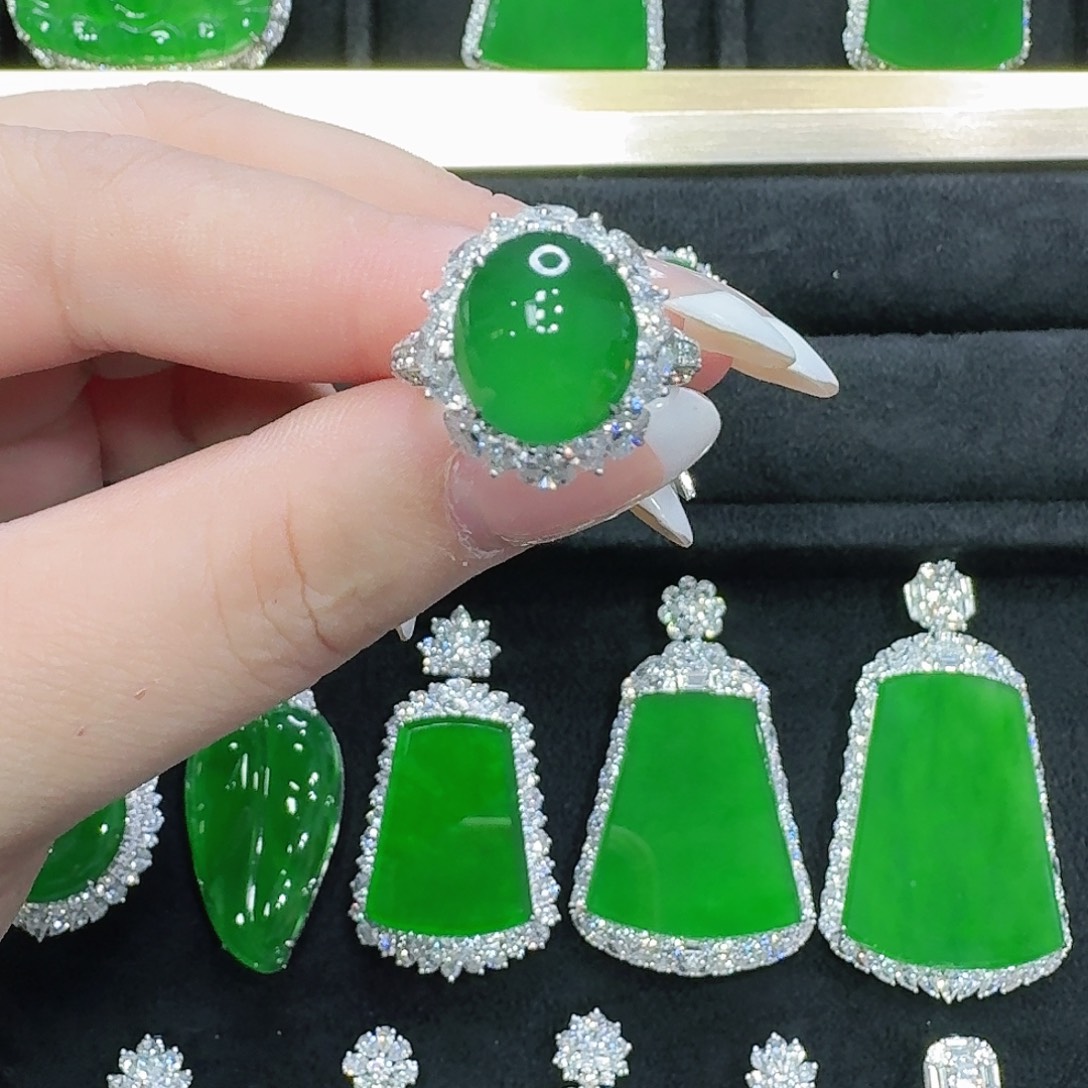 翡翠18K金镶嵌戒指蛋面