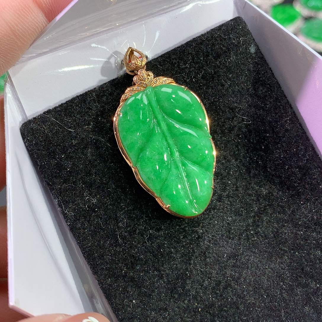 翡翠吊坠(赠链)18K金镶嵌