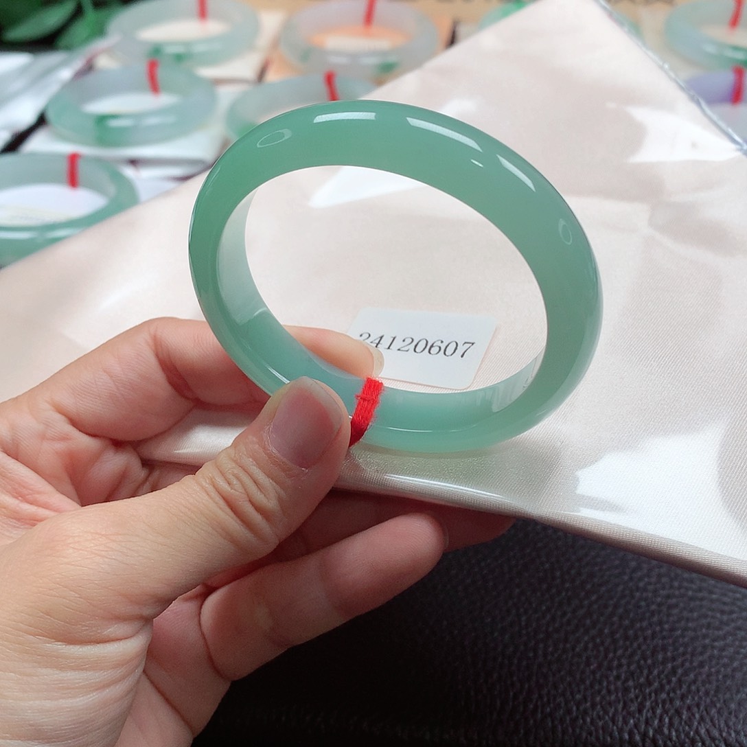 翡翠未镶嵌手镯（贵妃镯）天然A货翡翠手镯    