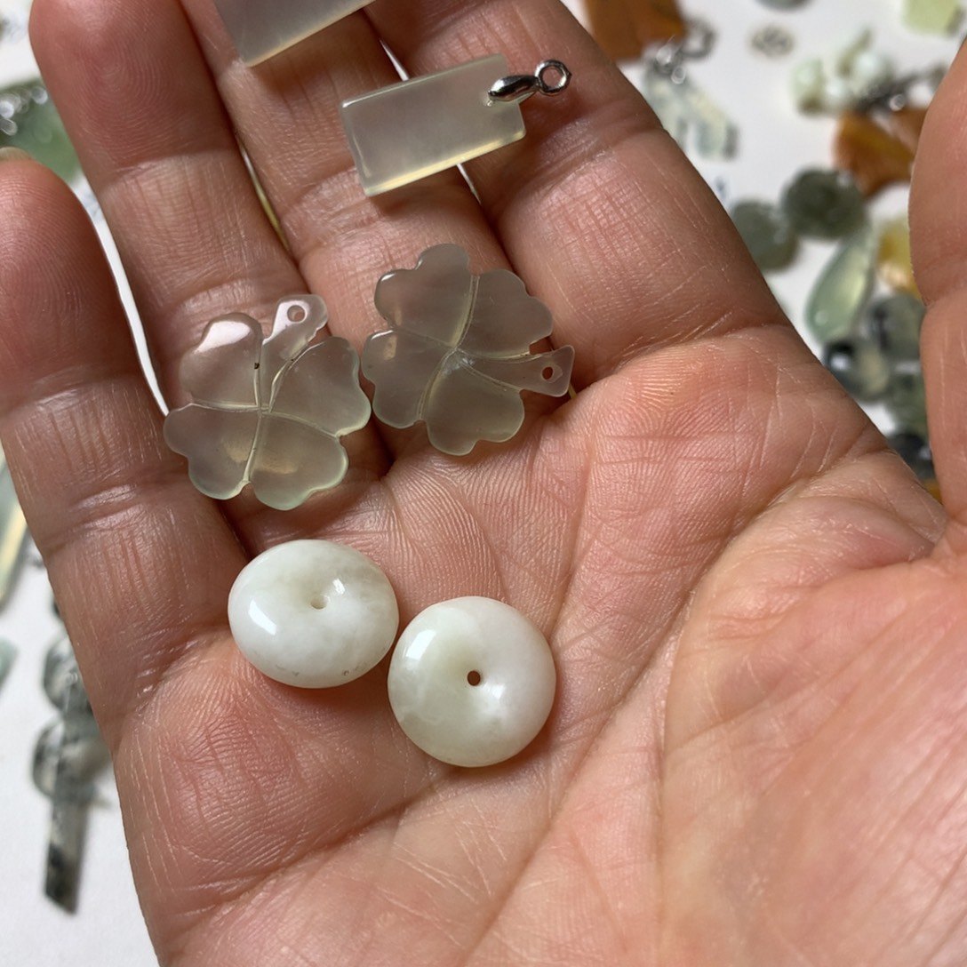 蛇纹石玉未镶嵌耳坠