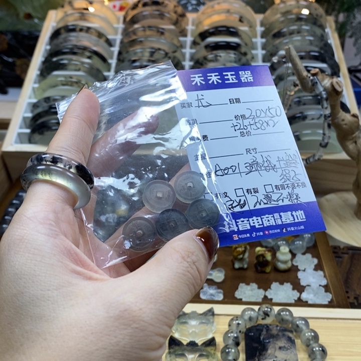 尤***别蛇纹石玉未镶嵌颈饰
