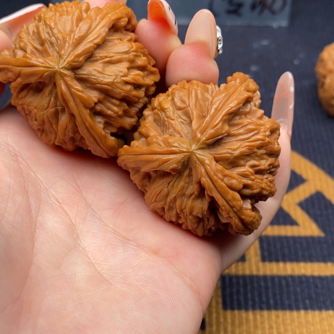 小***刘文玩核桃吊坠白狮子