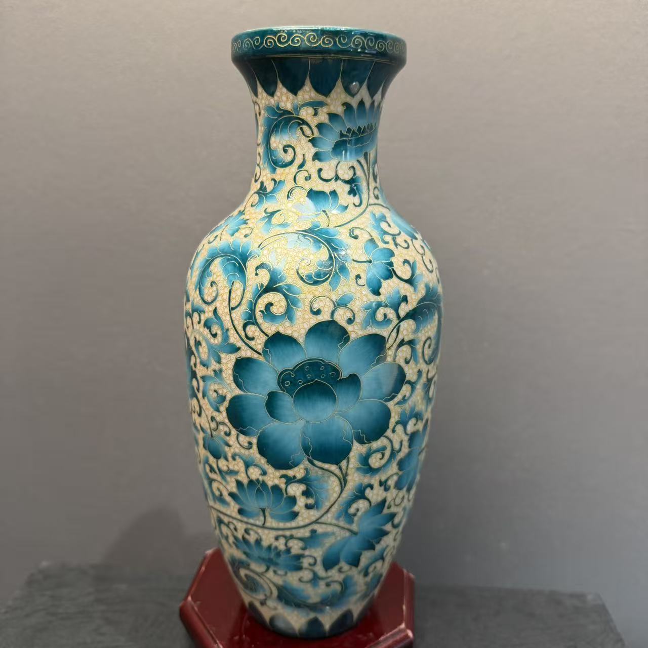 景德镇缠枝花卉陶瓷赏瓶