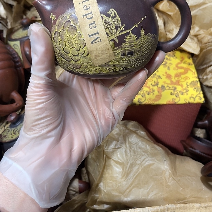 紫砂茶壶原矿泥料手工制作的一把紫砂壶。