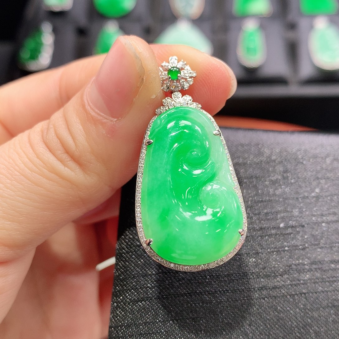 翡翠颈饰18K金镶嵌如意