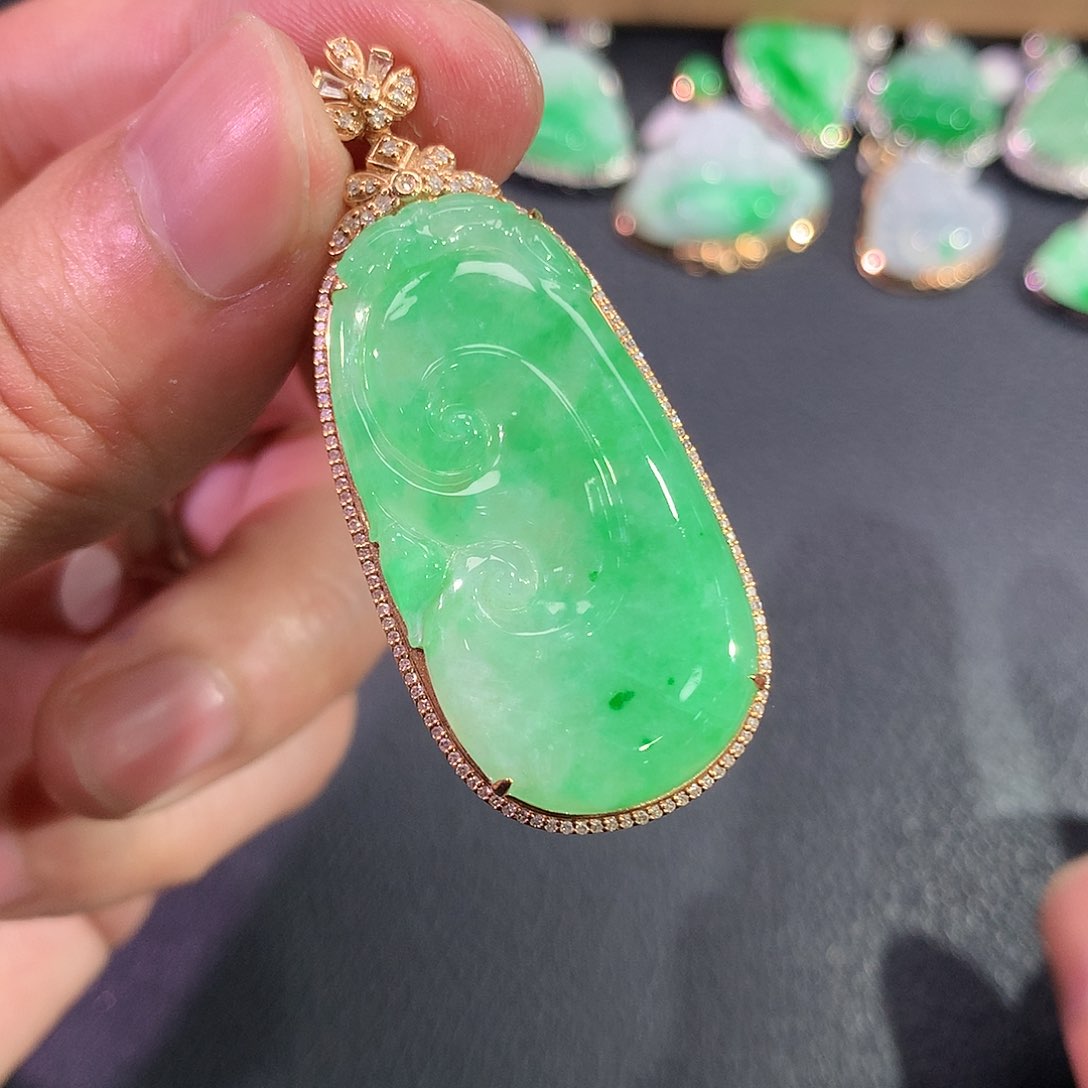 翡翠吊坠(赠链)18K金镶嵌