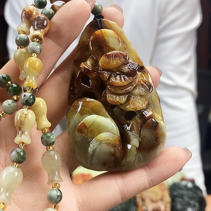 蛇纹石玉吊坠未镶嵌