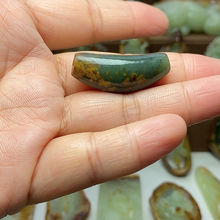 岫岩河磨玉（透闪石质玉）未镶嵌颈饰