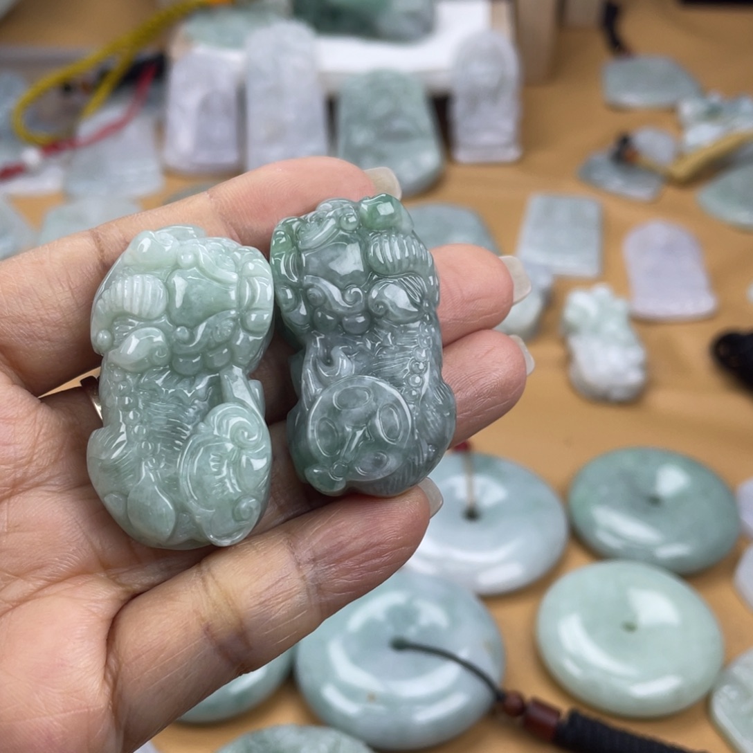 M***o翡翠未镶嵌颈饰貔貅