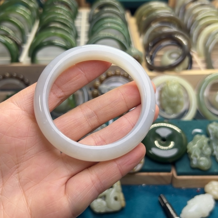 和田玉手镯未镶嵌冰*墩