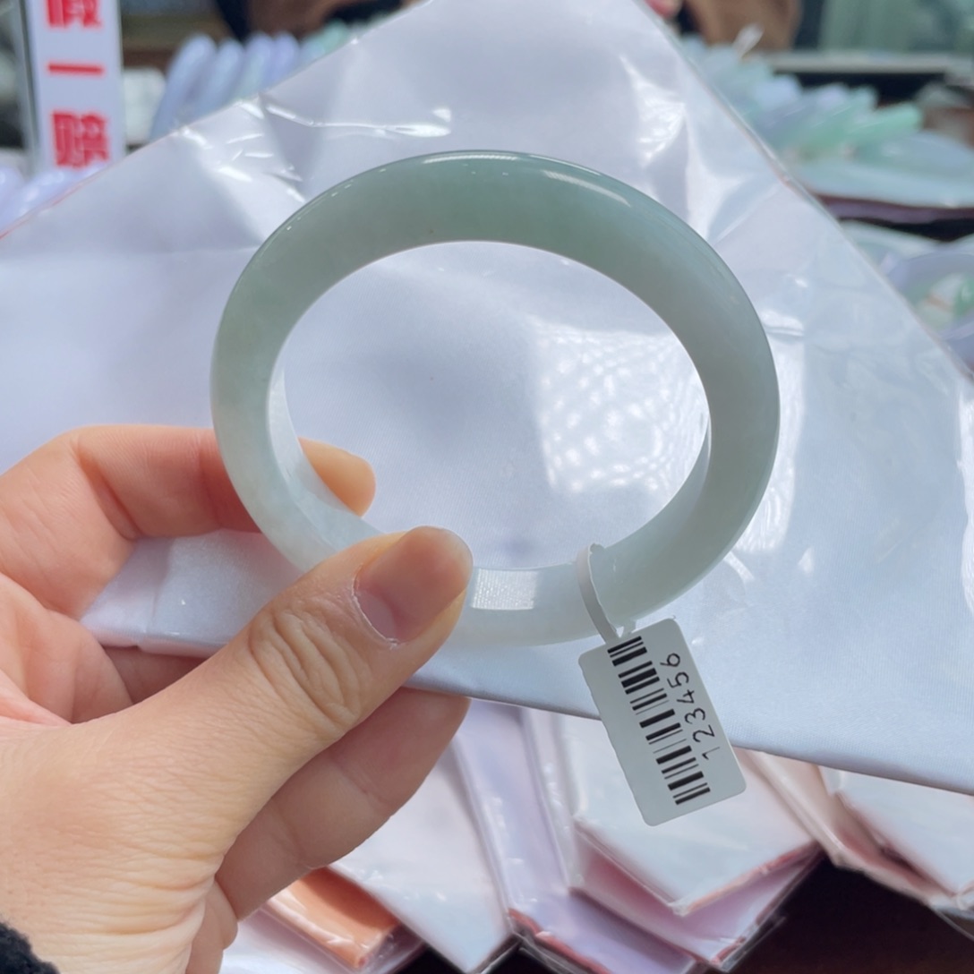 翡翠手镯未镶嵌翡翠