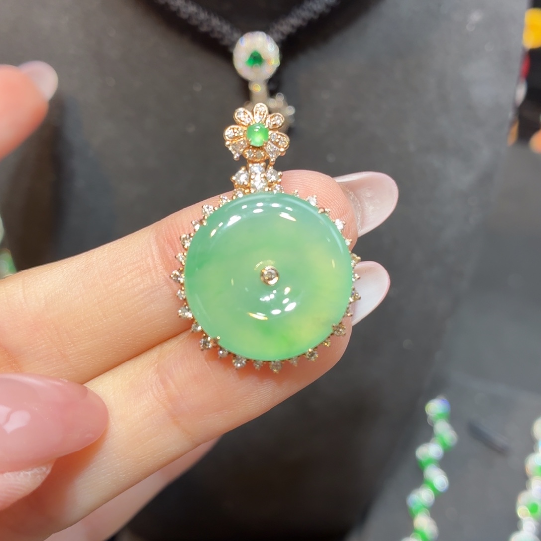 翡翠18K金镶嵌颈饰