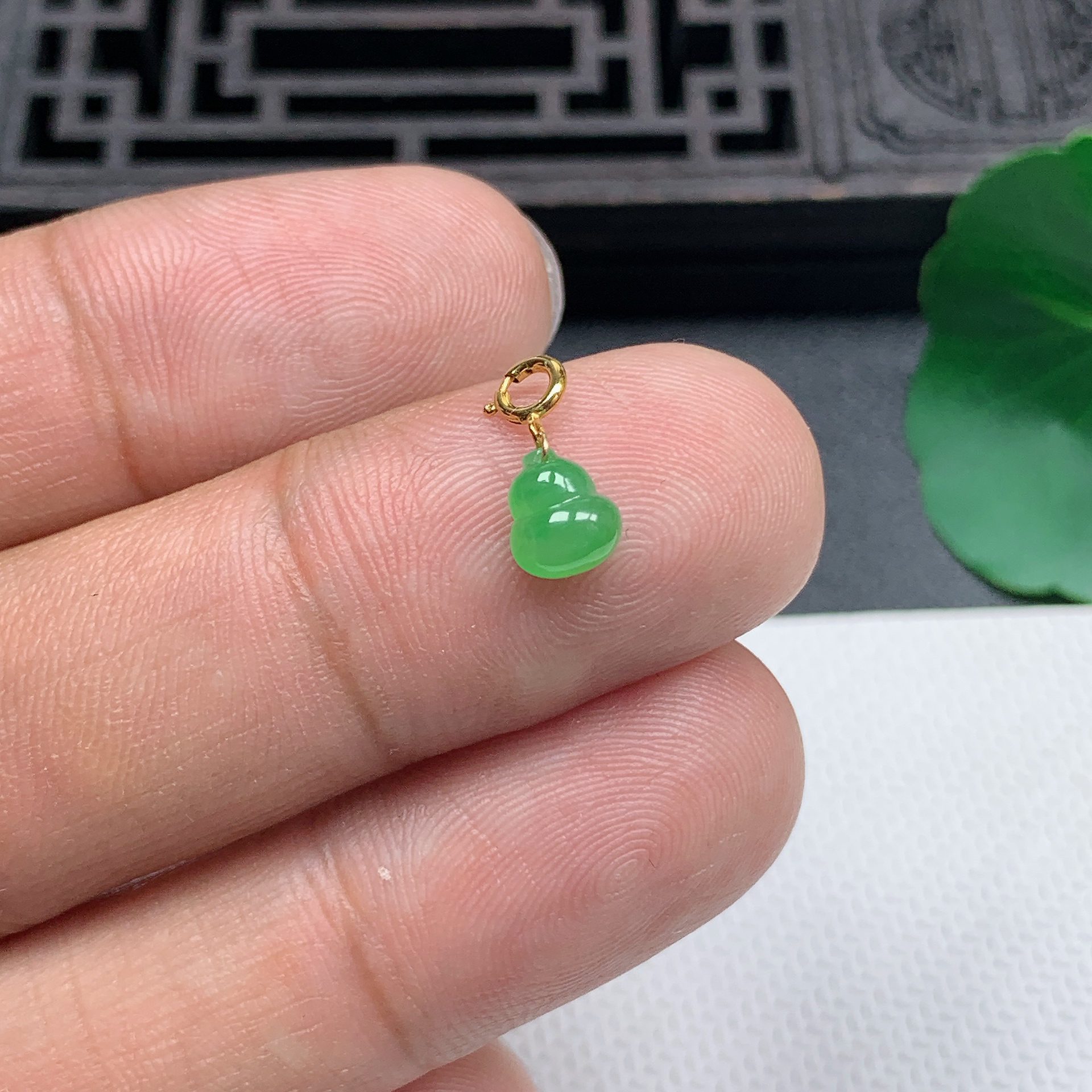 缅甸天然翡翠A货18K金扣精美冰绿小葫芦吊坠尺寸6.4*5.5*3.5mm