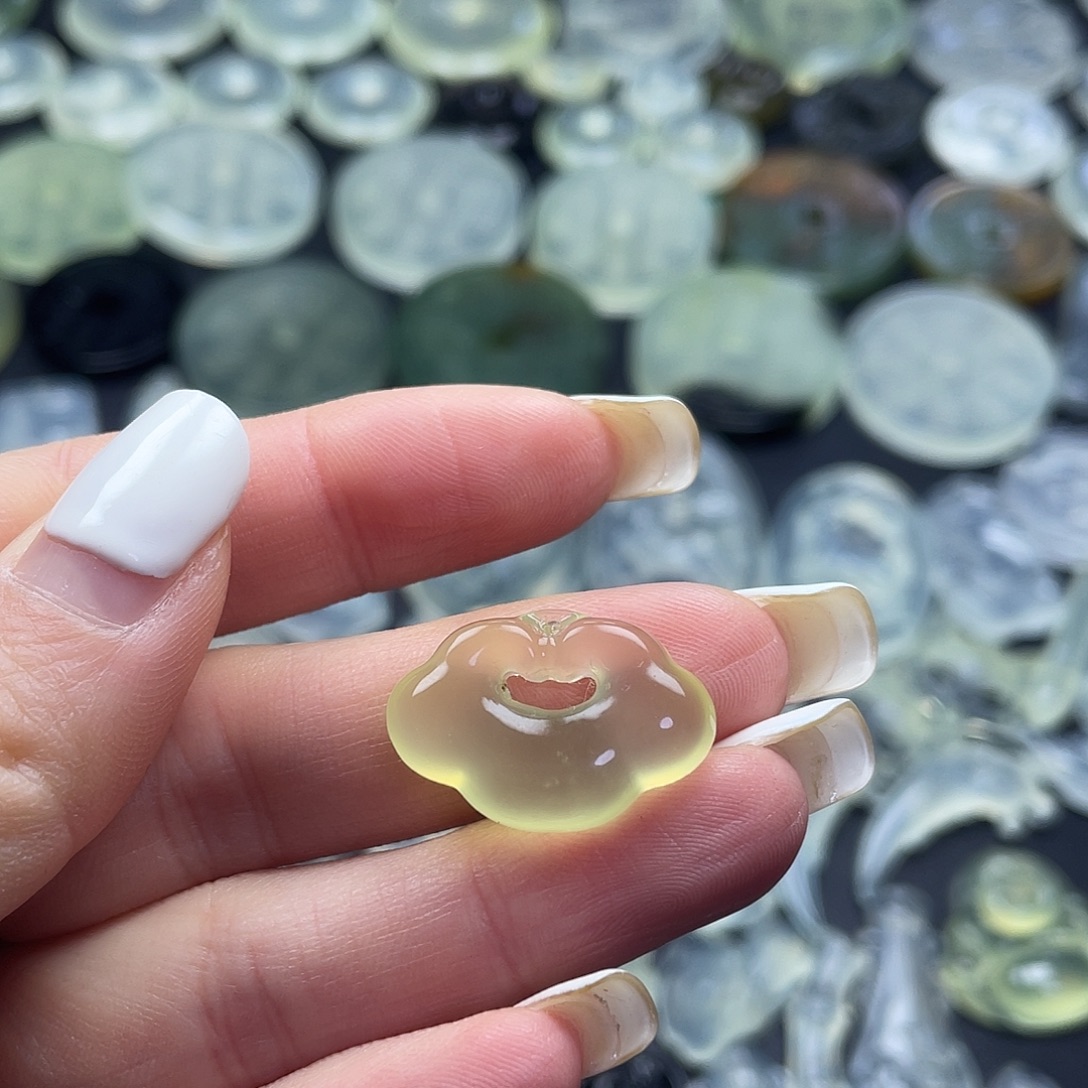 岫玉未镶嵌颈饰祥云锁