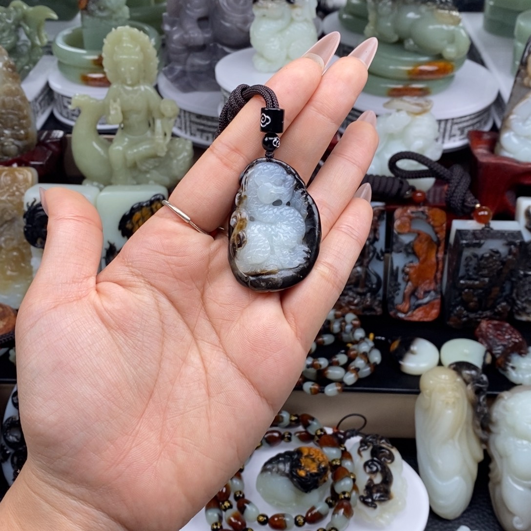 多***i和田玉未镶嵌颈饰