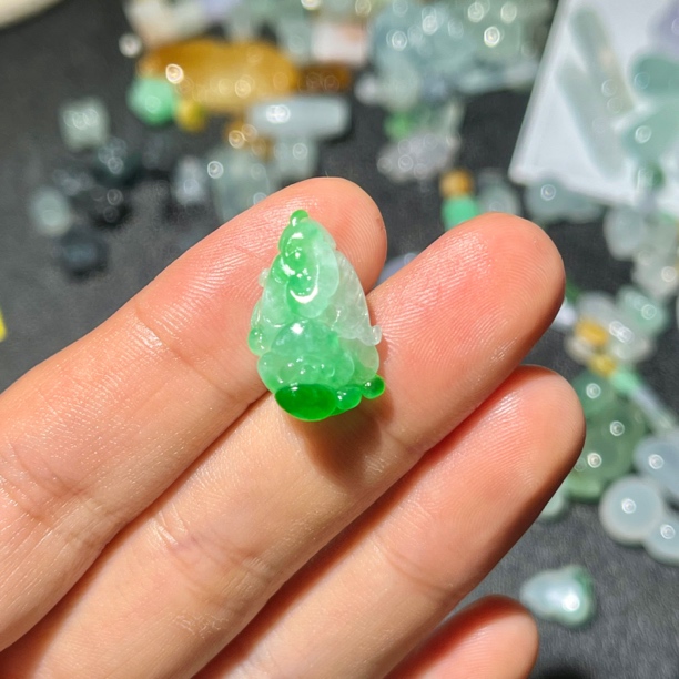 天然缅甸翡翠A货辣阳绿立体白菜吊坠锁骨挂件
