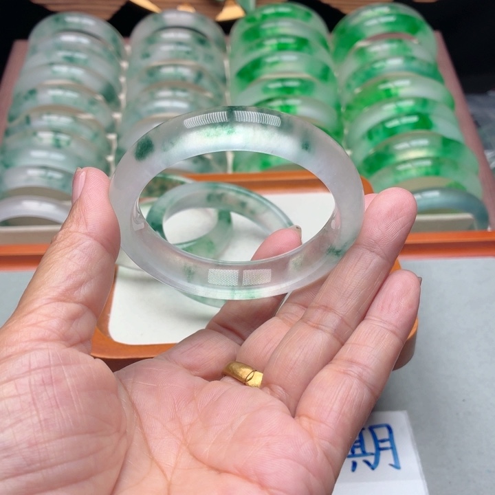 飘***片石英质玉未镶嵌手镯