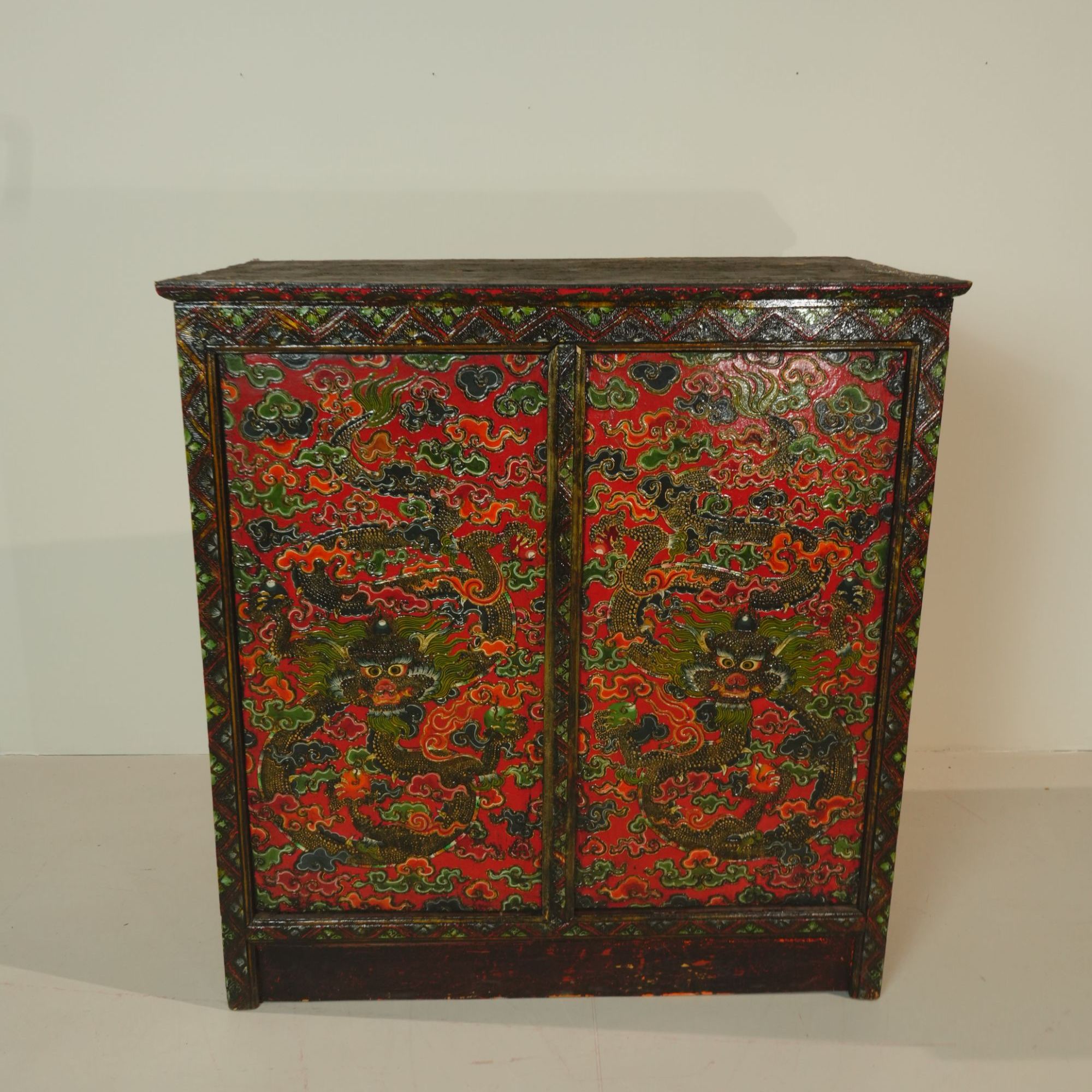 16-17世纪 双龙经柜 宽 0.93  高 0.97  深 0.54