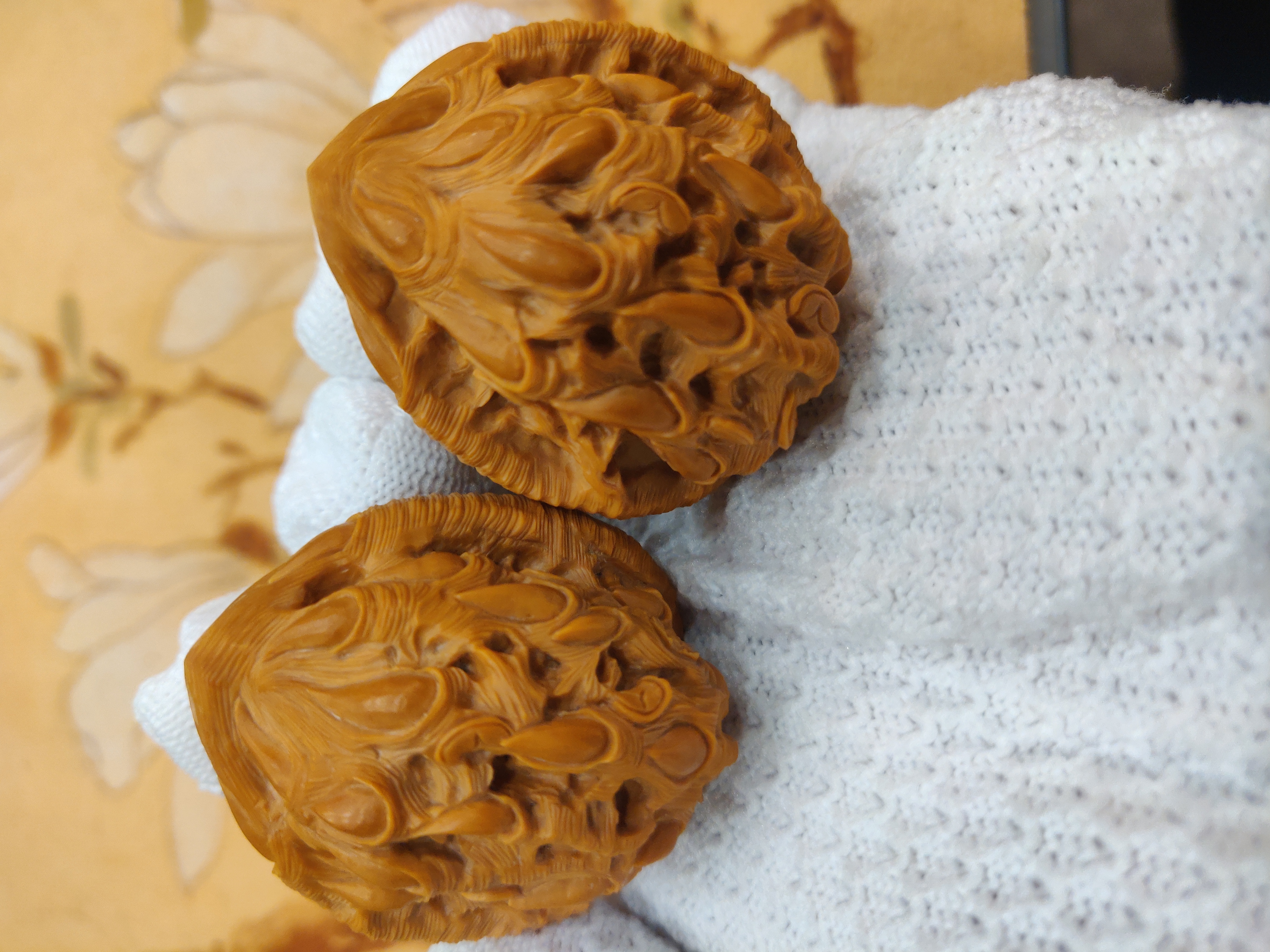 虎头核桃雕刻吞噬