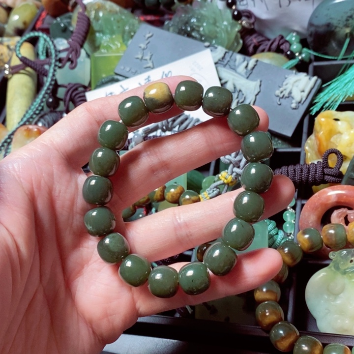 透闪石质玉颈饰未镶嵌