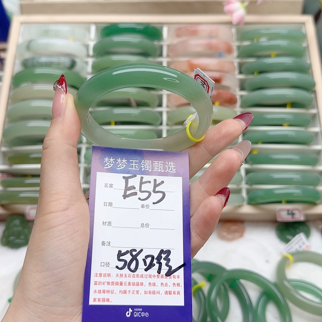 石英质玉手镯未镶嵌?