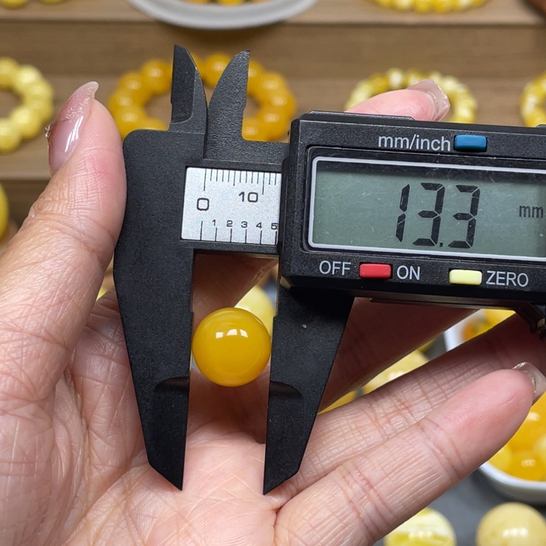 蜜蜡裸石未镶嵌不**澜